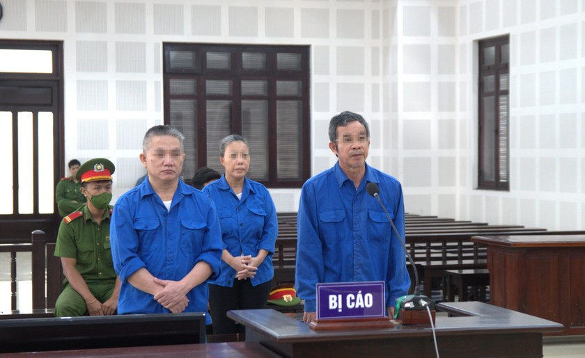 Bị cáo Đàm Quang Hưng (đeo kính) và 2 bị cáo Dũng, Minh tại phiên tòa. 
