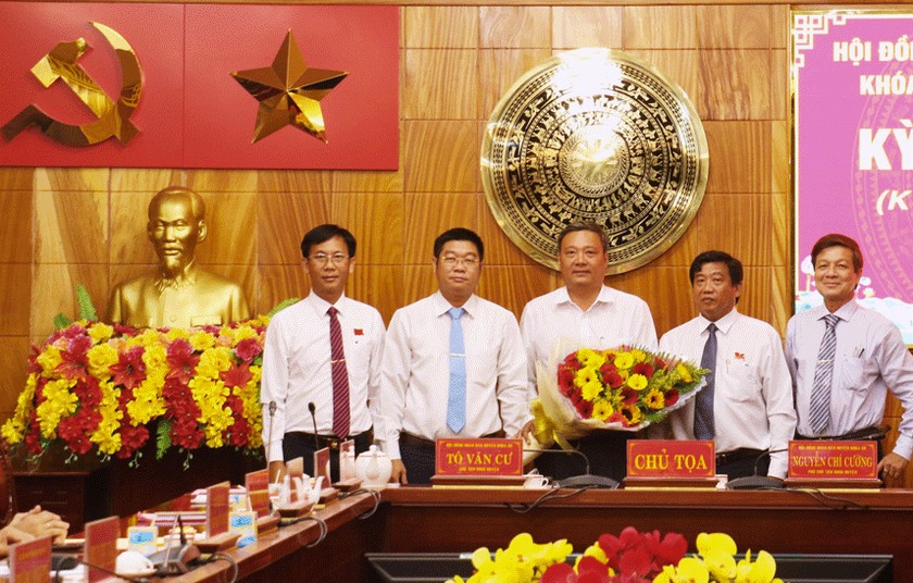 Ông Trương Minh Trí (giữa) được bầu giữ chức Phó Chủ tịch UBND huyện Tân Trụ 