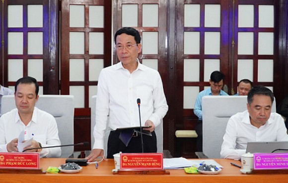 Bộ trưởng Bộ Thông tin và Truyền thông Nguyễn Mạnh Hùng phát biểu tại buổi làm việc.