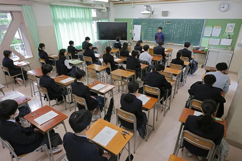 Giáo viên và học sinh tại một trường học ở Nhật Bản. Ảnh: Kyodo News