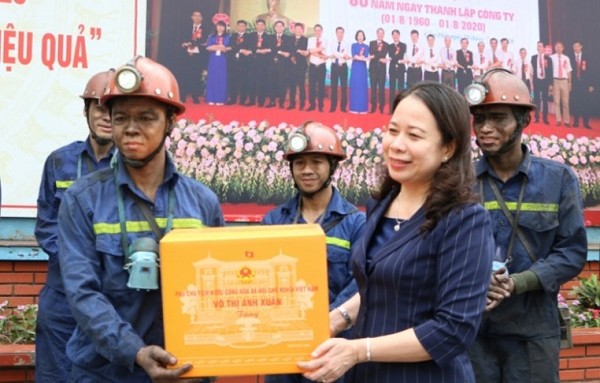 Phó Chủ tịch nước Võ Thị Ánh Xuân tặng quà cho công nhân ngành Than.