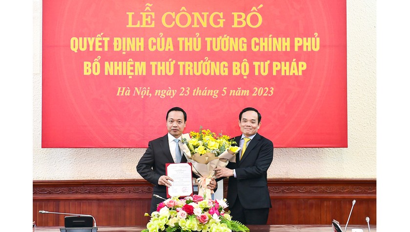 Phó Thủ tướng Chính phủ Trần Lưu Quang trao Quyết định của Thủ tướng Chính phủ điều động, bổ nhiệm đồng chí Trần Tiến Dũng giữ chức Thứ trưởng Bộ Tư pháp