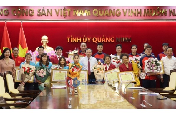 Lãnh đạo tỉnh Quảng Ninh trao Bằng khen và tiền thưởng cho các vận động viên. (ảnh: báo Quảng Ninh).