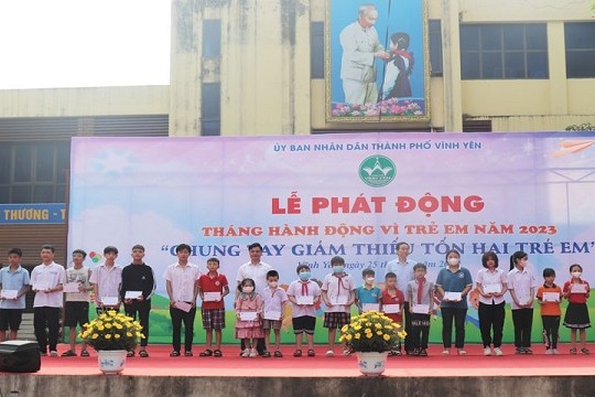 Học sinh có hoàn cảnh khó khăn được UBND thành phố Vĩnh Yên tặng học bổng (Ảnh: Lê Trang)