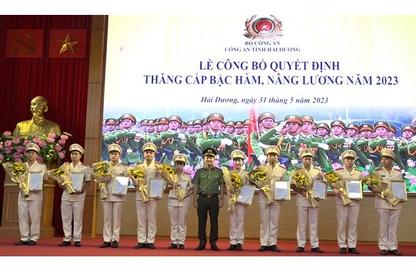 Lãnh đạo Công an tỉnh Hải Dương đã trao quyết định cho đại diện 50 cán bộ, chiến sĩ được thăng cấp, nâng lương.