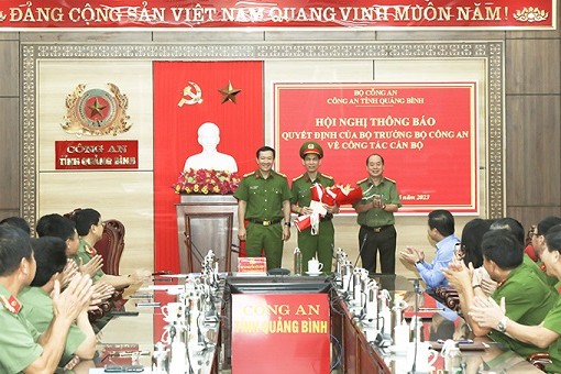 Lãnh đạo Công an tỉnh Quảng Bình tặng hoa chúc mừng Đại tá Phan Đăng Tĩnh, Phó Giám đốc Công an tỉnh nhận nhiệm vụ mới.