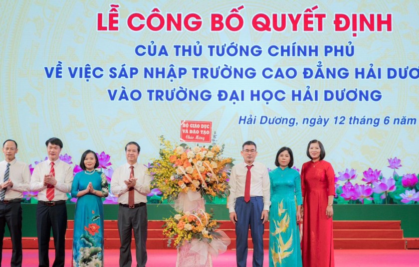Bộ trưởng Nguyễn Kim Sơn chúc mừng lãnh đạo nhà trường.