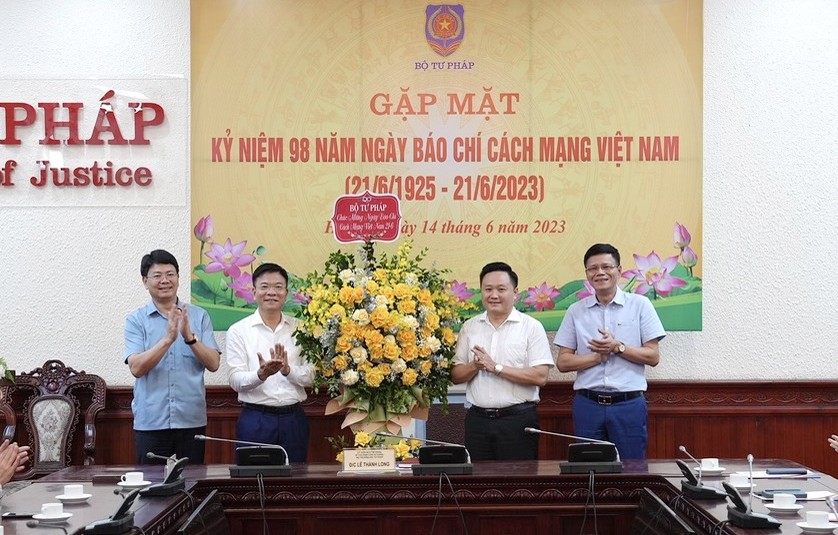 Bộ trưởng Lê Thành Long, Thứ trưởng Nguyễn Thanh Tịnh tặng hoa chúc mừng cho đại diện các cơ quan báo chí nhân Ngày Báo chí Cách mạng Việt Nam. 