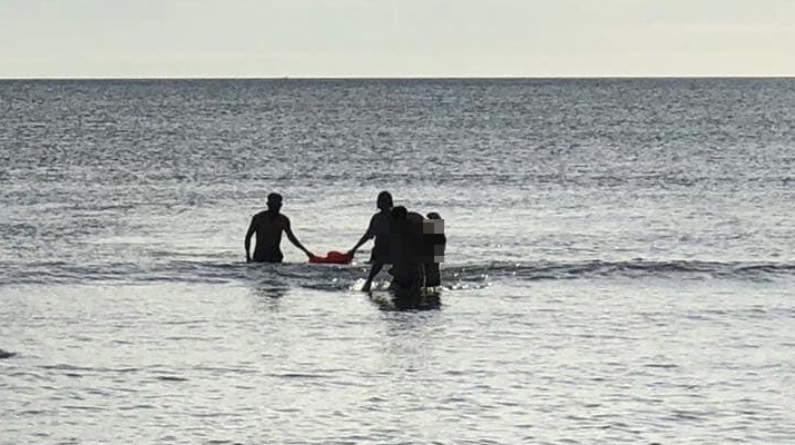 Người dân kéo người bị đuối nước vào bờ.