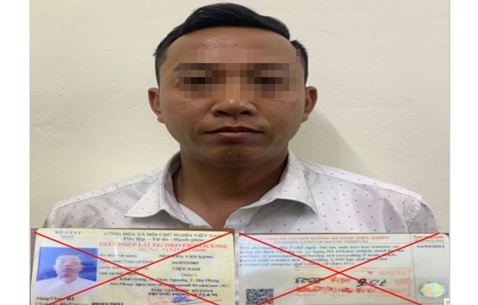 Nguyễn Văn Sáng và giấy phép lái xe giả bị thu giữ.