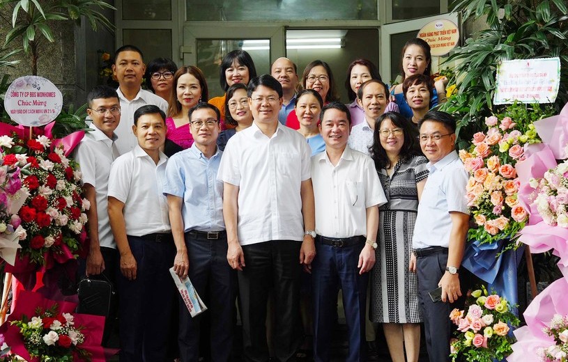 Thứ trưởng Bộ Tư pháp Nguyễn Thanh Tịnh chụp ảnh cùng đại diện một số đơn vị thuộc Bộ, Ban Biên tập và lãnh đạo phòng, ban Báo Pháp luật Việt Nam.