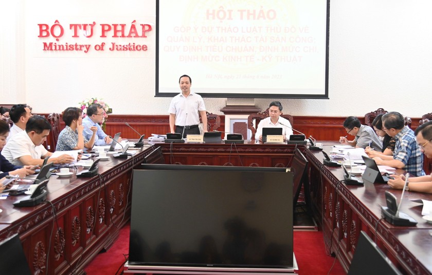 Thứ trưởng Bộ Tư pháp Trần Tiến Dũng và Phó Chủ tịch UBND thành phố Hà Nội Hà Minh Hải đồng chủ trì Hội thảo.