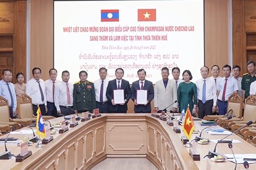 Lãnh đạo tỉnh Thừa Thiên Huế và tỉnh Champasak trao biên bản thoả thuận hợp tác giai đoạn 2022 – 2026. 