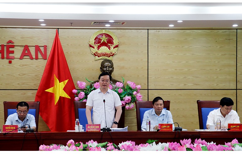 Chủ tịch UBND tỉnh Nghệ An Nguyễn Đức Trung chủ trì phiên họp