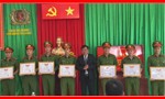 Ông Nguyễn Văn Sơn - Phó Chủ tịch UBND TP Đà Lạt tặng giấy khen cho các cán bộ chiến sĩ có thành tích xuất sắc.