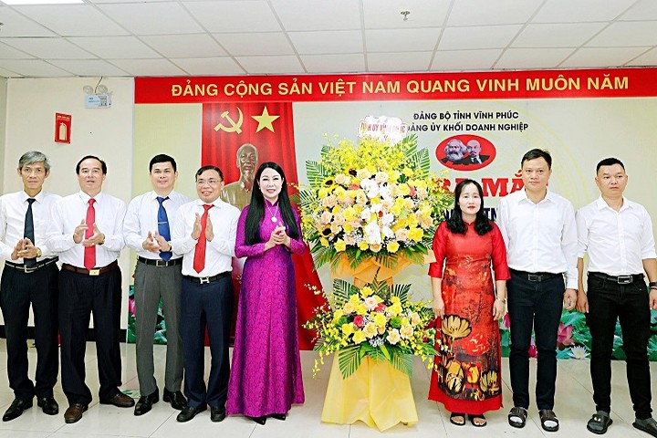 Bí thư Tỉnh ủy Vĩnh Phúc Hoàng Thị Thúy Lan tặng hoa chúc mừng Chi bộ Đảng cơ sở Công ty TNHH Jahwa Vina. 