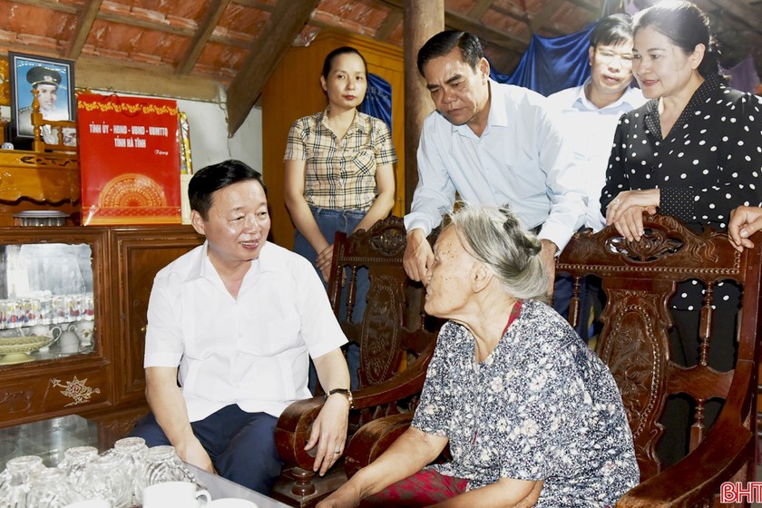 Phó Thủ tướng Trần Hồng Hà cùng đoàn đến thăm hỏi, tặng quà bà Hồ Thị Xanh. Ảnh: Báo Hà Tĩnh