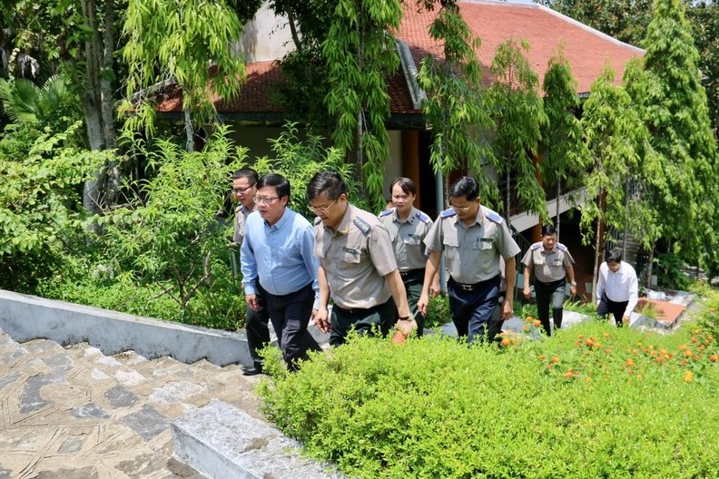 Thứ trưởng Bộ Tư pháp Mai Lương Khôi cùng Đoàn công tác trên hành trình đến dâng hương tại Khu di tích lịch sử Bộ Tư pháp.