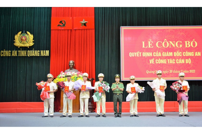 Thiếu tướng Nguyễn Đức Dũng, Giám đốc Công an tỉnh trao quyết định điều động 7 lãnh đạo chủ chốt công an các đơn vị, địa phương.