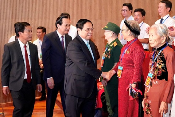 Thủ tướng Phạm Minh Chính thăm hỏi những người có công với cách mạng tham dự hội nghị. (Ảnh: L.Thọ).