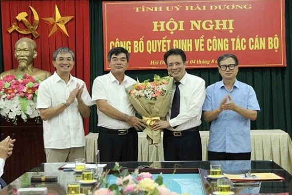 Ông Phạm Mạnh Hùng (hàng đứng, thứ 3 từ trái qua) nhận hoa chúc mừng nhiệm vụ mới.