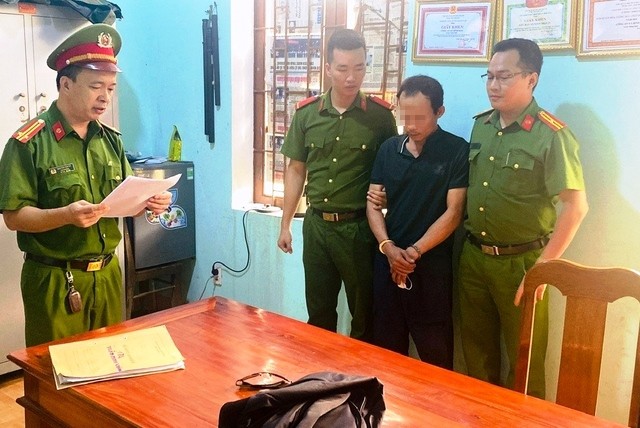 Công an huyện Thăng Bình đọc quyết định khởi tố đối với Trần Minh Vương. 