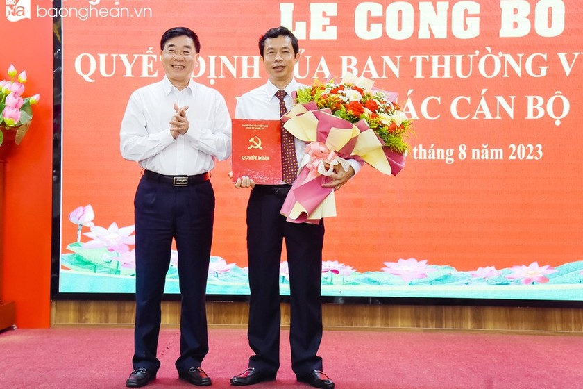 Phó Bí thư Thường trực Tỉnh ủy trao Quyết định điều động, bổ nhiệm Hiệu trưởng Trường Chính trị tỉnh cho ông Vương Quang Minh (Ảnh: Báo Nghệ An)