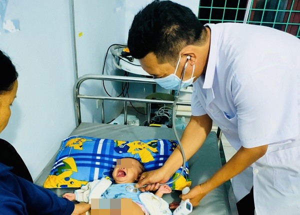 Cán bộ Trạm Y tế xã Quảng Thạch thăm khám cho cháu bé.