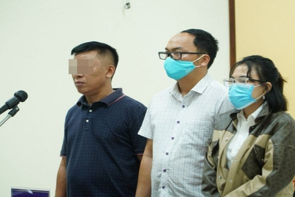 Bị cáo Hoàng Văn Minh (giữa) cùng vợ và chú tại phiên tòa. Ảnh: Báo Giao thông