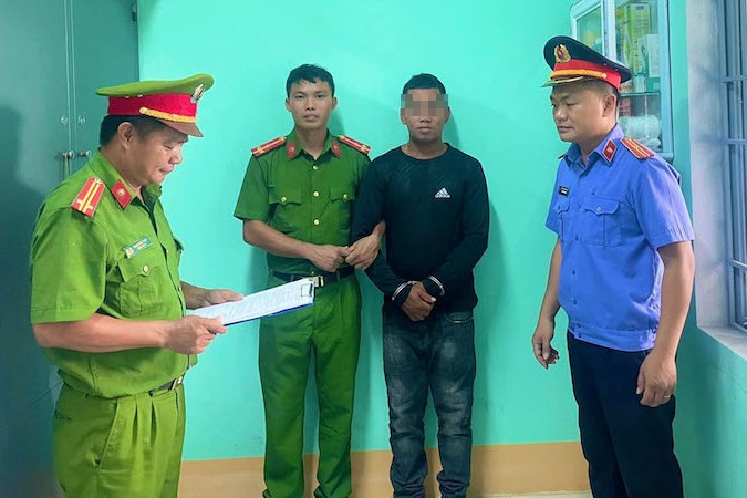 Cơ quan công an đọc Lệnh bắt bị can để tạm giam đối với Đinh Văn Chun. (Ảnh: Công an huyện Đăk Pơ)