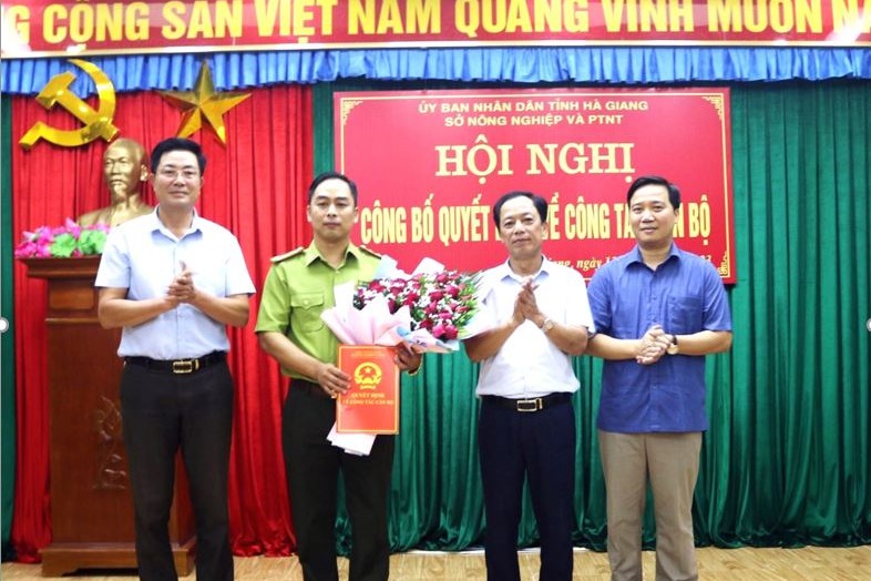 Ông Hoàng Hải Lý (thứ 2 từ phải vào), cùng Ban Giám đốc Sở NN&PTNT Hà Giang trao Quyết định và tặng hoa chúc mừng ông Đào Duy Tuấn, Chi cục trưởng Chi cục Kiểm lâm.