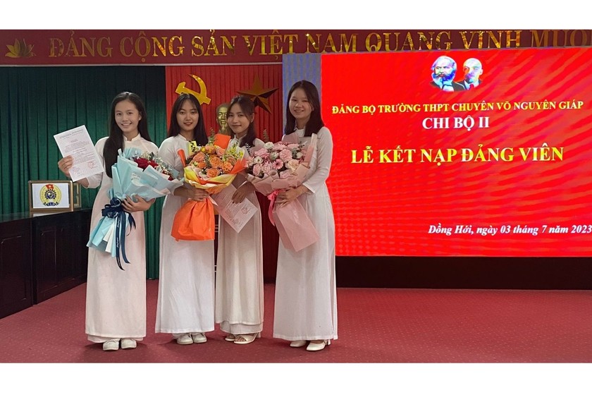 Hoàng Minh Hằng (Thứ 2 từ phải sang) chụp ảnh lưu niệm với các học sinh được kết nạp Đảng cùng đợt.