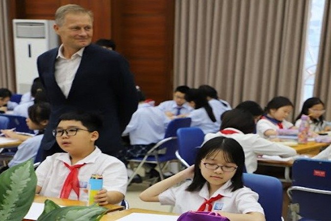 Ông Nicolai Prytz, Đại sứ Đan Mạch tại Việt Nam với các học sinh tại lễ phát động cuộc thi.