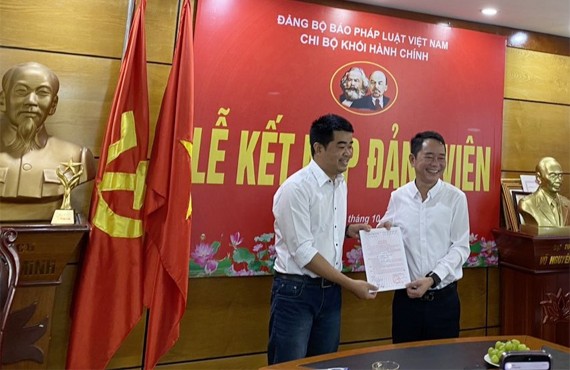 Đồng chí Vũ Hoài Nam - Bí thư Đảng uỷ, Tổng Biên tập Báo Pháp luật Việt Nam trao quyết định kết nạp cho đảng viên mới.
