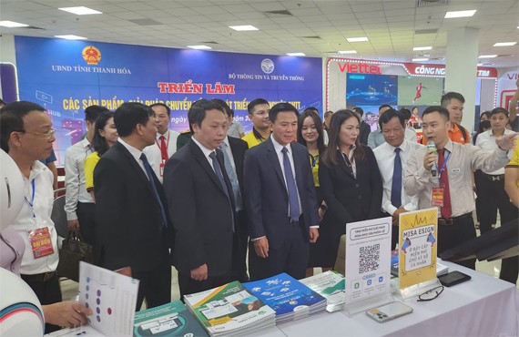 Lãnh đạo Bộ TT&TT và lãnh đạo tỉnh Thanh Hóa tham quan các gian trưng bày, giới thiệu về công nghệ, sản phẩm của các doanh nghiệp.