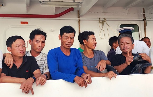 Hình ảnh 78 ngư dân Quảng Nam gặp nạn được tàu Hải quân đưa về đất liền