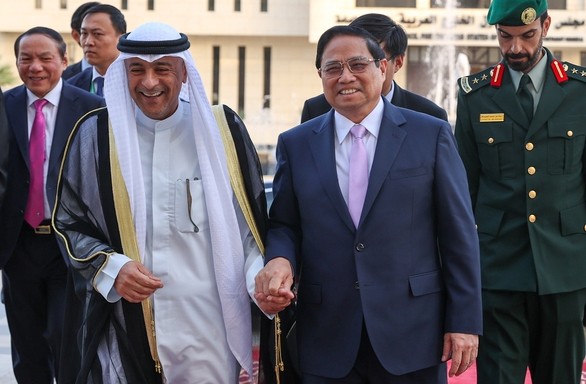 Tổng Thư ký GCC Jassim Muhammad Al-Budaiwi đón Thủ tướng Phạm Minh Chính đến thăm Trụ sở GCC. Ảnh: VGP