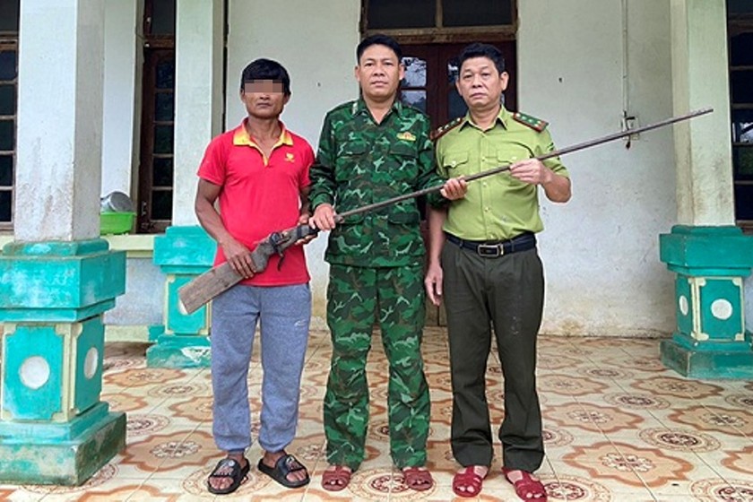 Anh Cao Xuân Tuyên giao nộp khẩu súng kíp cho lực lượng chức năng.