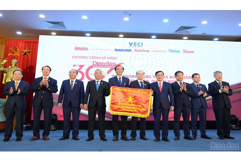 Ông Phạm Tấn Công - Chủ tịch VCCI trao Cờ thi đua của VCCI cho Tạp chí DĐDN 