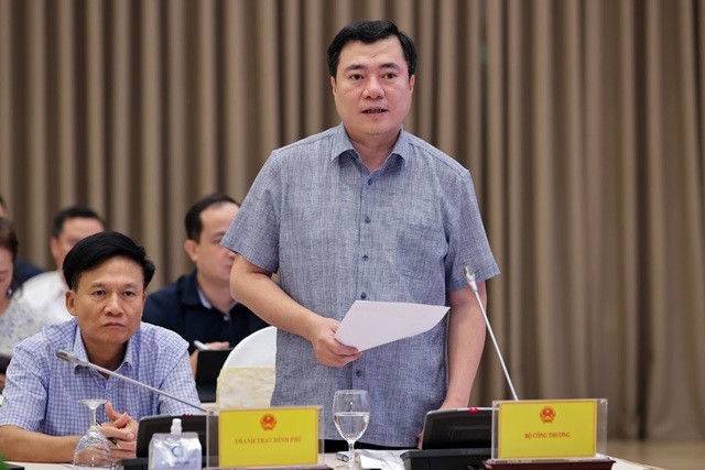 Thứ trưởng Bộ Công Thương Nguyễn Sinh Nhật Tân thông tin tại họp báo.