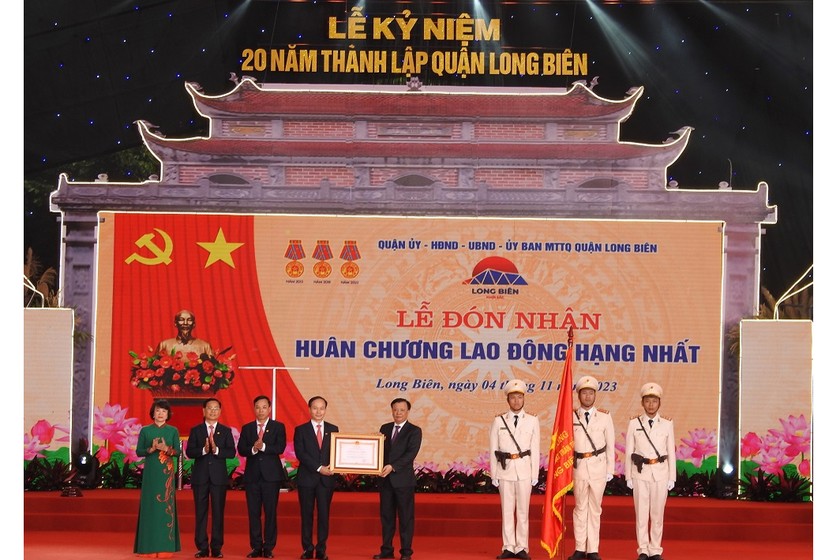 Với những thành tích xuất sắc trong giai đoạn 2018-2022, Đảng bộ, chính quyền và nhân dân quận Long Biên đã được Chủ tịch nước tặng thưởng Huân chương Lao động hạng Nhất. Ảnh: Bùi Thanh