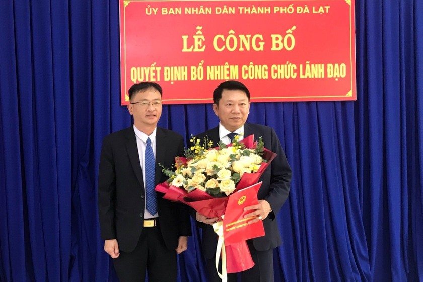 Ông Đặng Quang Tú- Chủ tịch UBND TP Đà Lạt (bên trái) tặng hoa và trao Quyết định bổ nhiệm Trưởng Phòng GD&ĐT thành phố cho ông Nguyễn Vĩnh Hiến.
