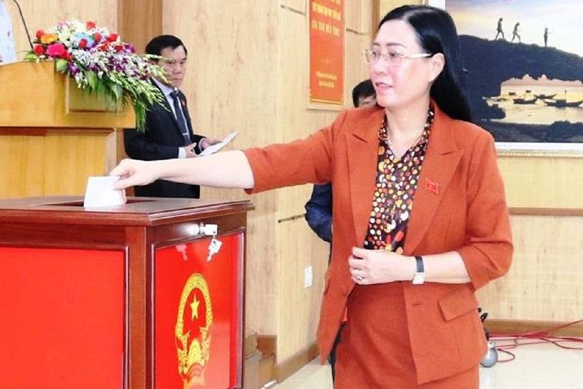 Bí thư Tỉnh ủy, Chủ tịch HĐND tỉnh Quảng Ngãi Bùi Thị Quỳnh Vân trong 1 lần bỏ phiếu tại kỳ họp HĐND tỉnh Quảng Ngãi.