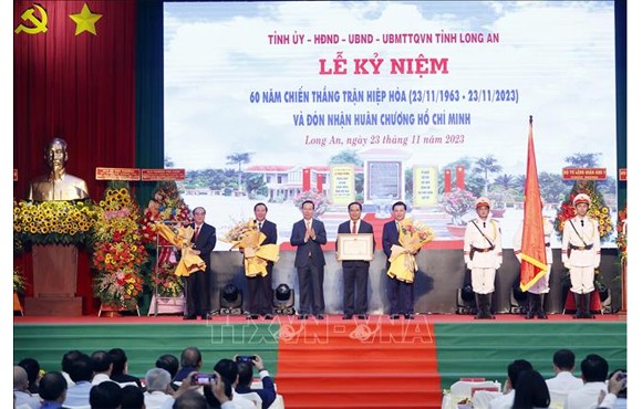 Chủ tịch nước Võ Văn Thưởng trao Huân chương Hồ Chí Minh cho tỉnh Long An. Ảnh: TTXVN