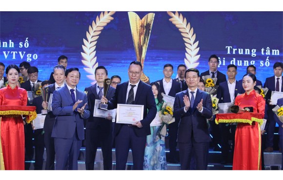 Phó Thủ tướng Trần Hồng Hà và Bộ trưởng Bộ Thông tin và Truyền thông Nguyễn Mạnh Hùng trao giải Vàng cho sản phẩm công nghệ số Make in Viet Nam. (Ảnh: PV)