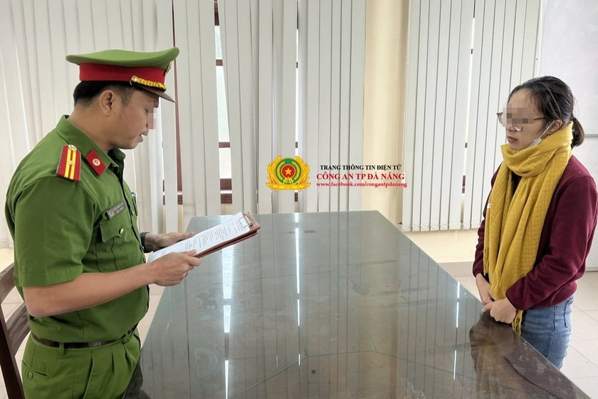 Cơ quan Cảnh sát điều tra Công an TP Đà Nẵng tống đạt các quyết định đối với Nguyễn Thị Dung.
