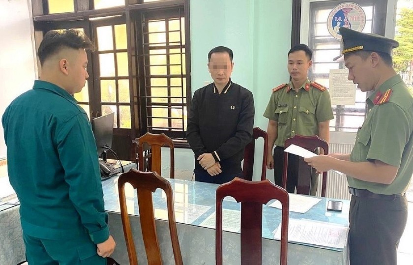 Cơ quan công an thực hiện lệnh bắt bị can để tạm giam đối với Nguyễn Quang Tứ. 