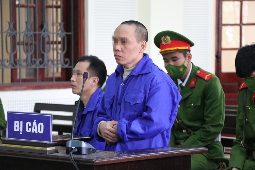 HĐXX tuyên phạt Trịnh Xuân Tuyền (bị cáo đứng) 12 năm tù vì tội Giết người. 