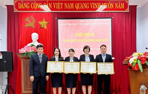Các cá nhân có thành tích xuất sắc trong công tác giám định pháp y tâm thần năm 2023 nhận Bằng khen của Chủ tịch UBND tỉnh Thừa Thiên Huế.