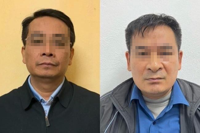 Ông Ngô Quốc Trưởng, Phó Giám đốc Sở Giao thông vận tải tỉnh Yên Bái (bên trái) và thuộc cấp bị khởi tố, bắt tạm giam. (Ảnh: Bộ Công an) 